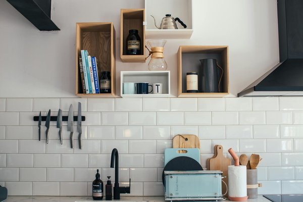 What are the top design tips for creating a minimalist UK kitchen?